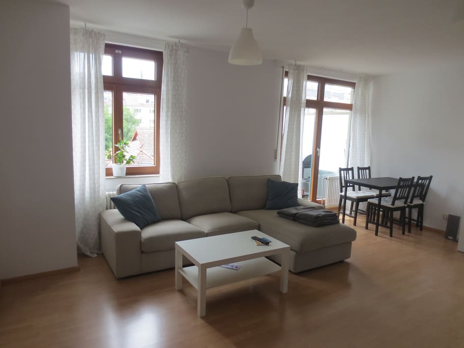 Wohnzimmer mit Couch und Essbereich