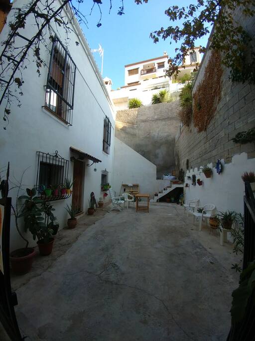 Patio de entrada a la vivienda