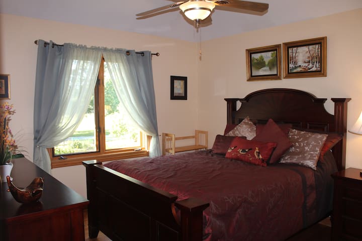 Private bedroom B in a Chicago suburb HOT TUB