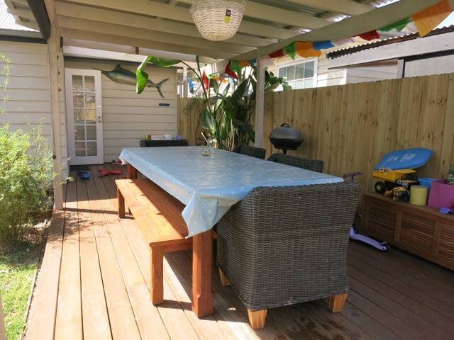 Comfortable family home minutes from beach & lake gallery image 2