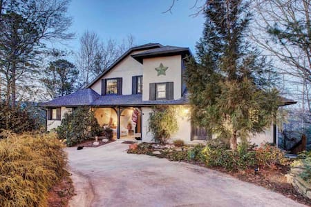 Cozy Treehouse setting actually in Helen