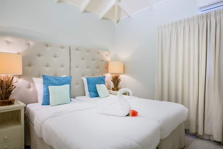 Tropical Lagoon es una exquisita villa de 2 dormitorios para 4 personas. La villa tiene dos dormitorios, cada uno con su propio baño moderno con ducha de efecto lluvia. La villa tiene aire acondicionado.