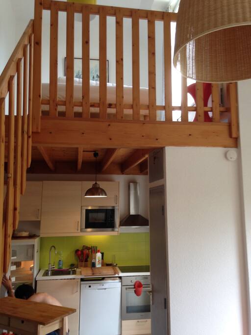 Cuisine et mezzanine (espace ouvert sur les chambres)
