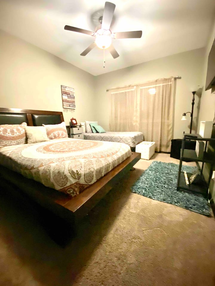 Პირველ საძინებელში არის ორადგილიანი საწოლი და ორადგილიანი საწოლი, ასევე, სმარტ-ტელევიზორი. 