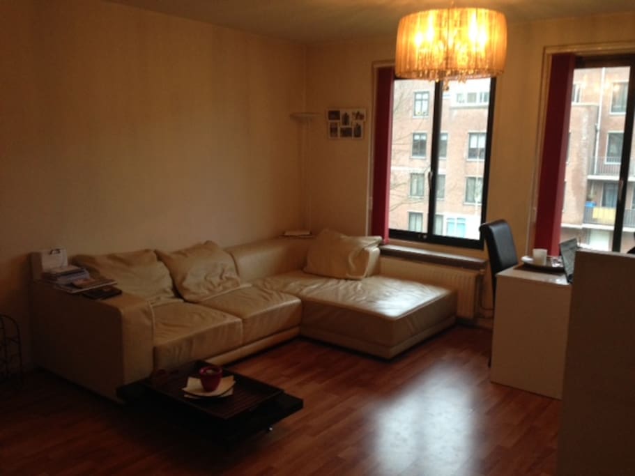 Big sofa + goede staande lamp en salontafel.