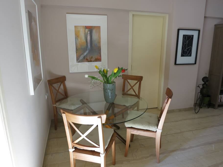 Dining Table.
Τραπεζαρία.