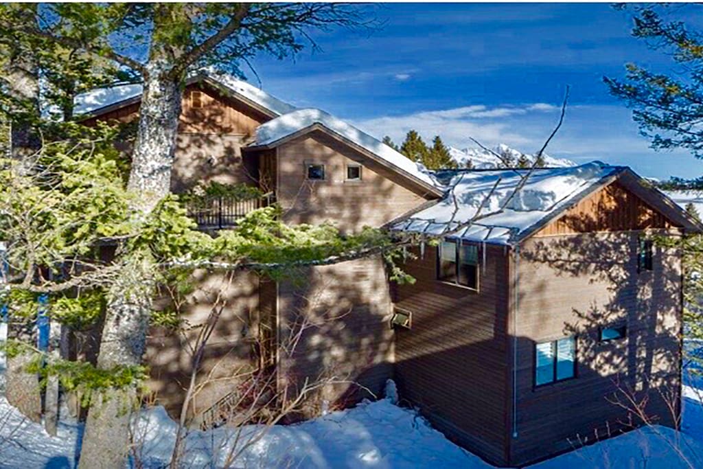 Side view of Tree Top House with gorgeous mountain views