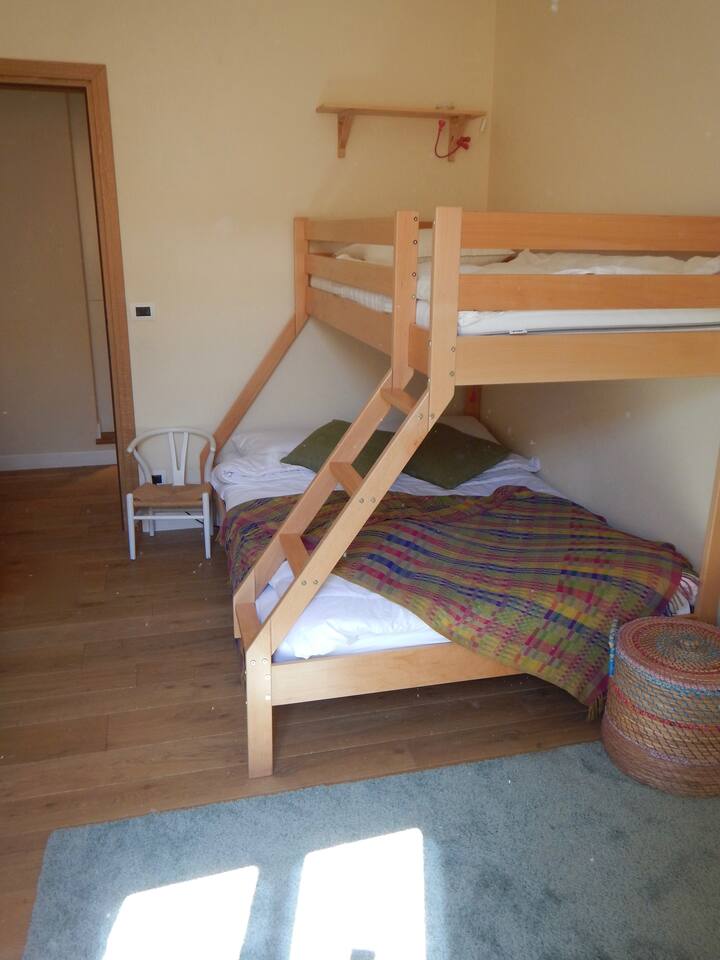 Kids'  or second bedroom: bunkbed (140x200 below, 90x200 above)