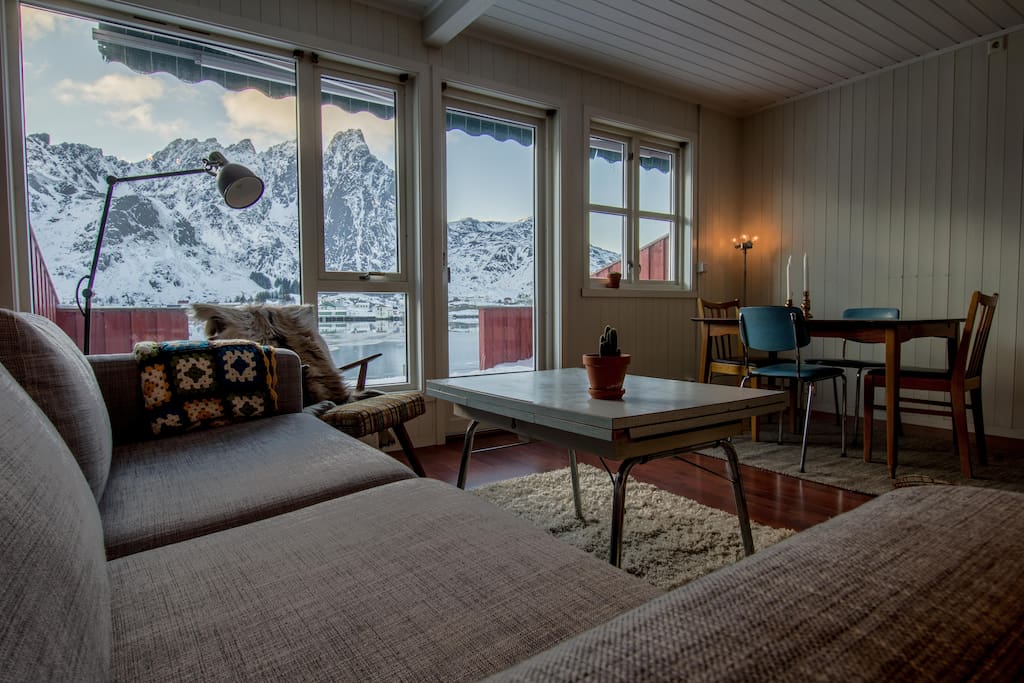 Livingroom with view of the Ballstad harbour and surrounding mountains