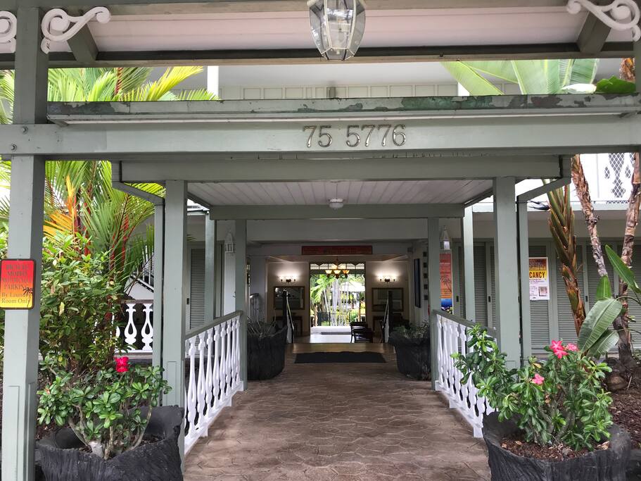 Kona Islander Inn Entry from Kuakini