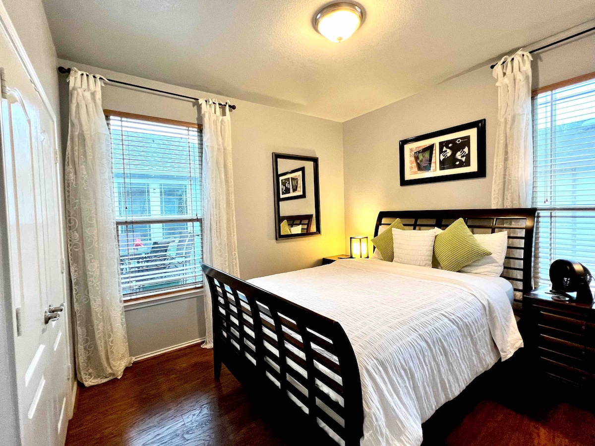 Спалня #3 - Спалня на тексаските легенди. Матрак за възглавници с двоен размер. Посветен на страхотни тексаски музиканти. Прозорецът вляво е с изглед към вътрешния двор. 