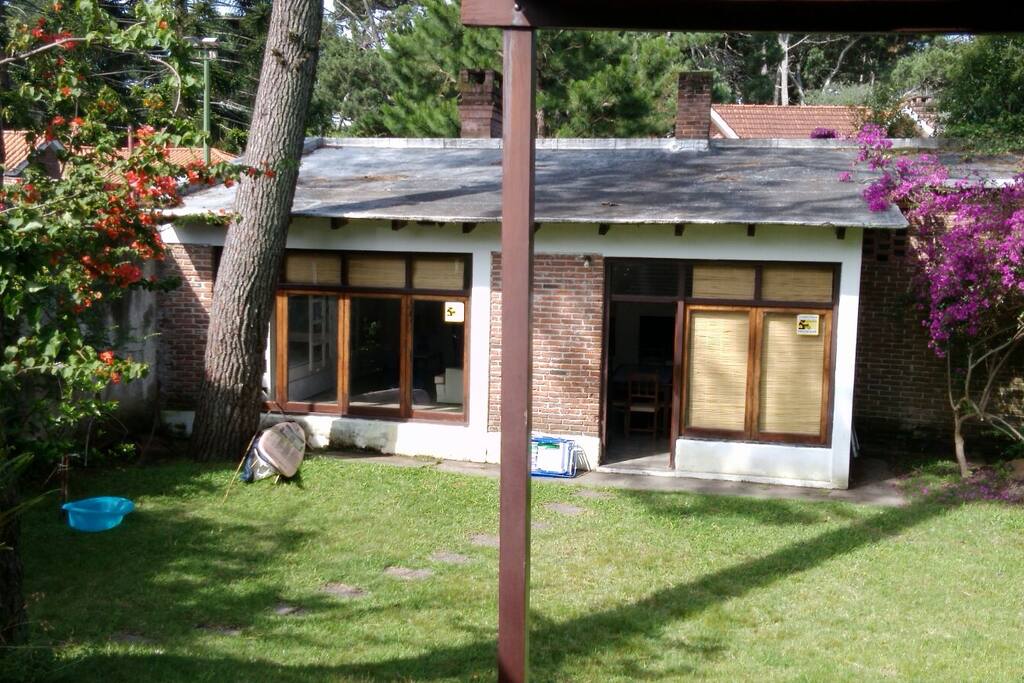 Barbacoa en jardín trasero, cerrada. También se cuenta con medio tanque si no se desea usar barbacoa