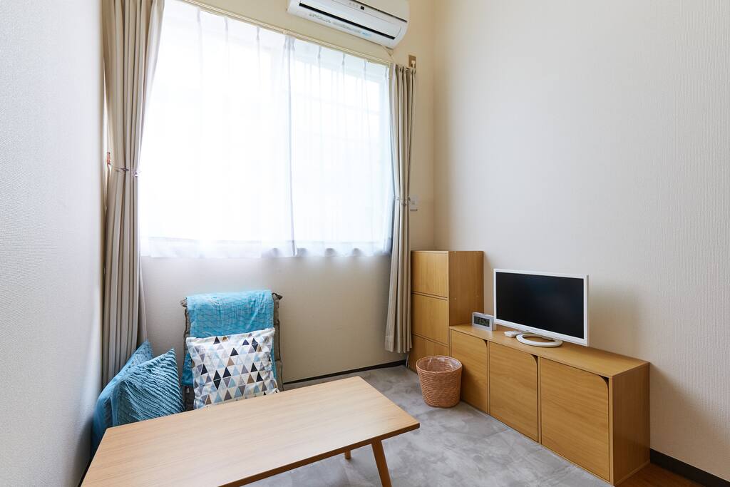 TV, Table, Table clock,Cushions テレビ、ポケットwifi、時計