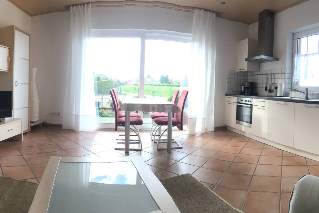 Wohnküche - Aussicht vom Sofa ins Grüne, Tisch mit 4 Stühlen, Küchenzeile