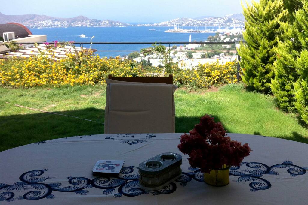 Table on the patio for meals vith a view || Manzaralı öğünler için terasta masa