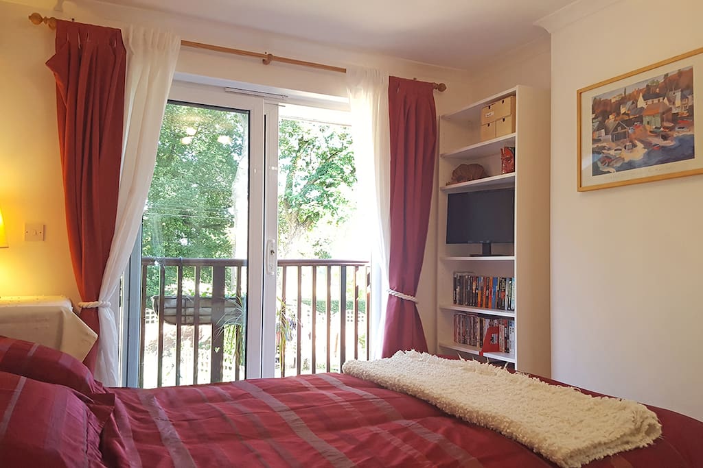 Spacious studio suite with sliding doors to the balcony