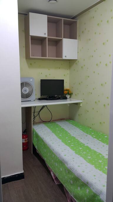 책상,서랍장,보조책상,침대
Desk, drawers, auxiliary desk, bed