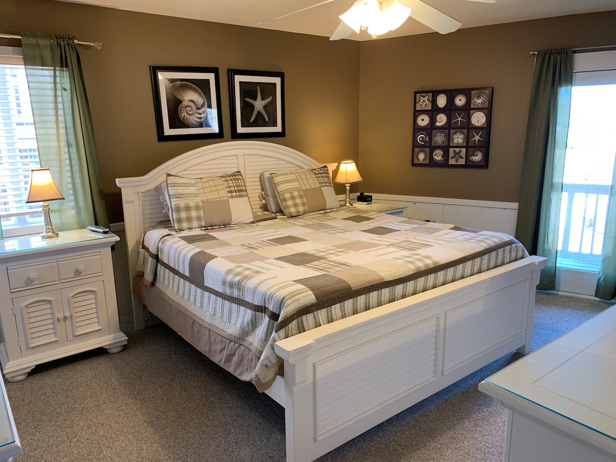 Spálňa s manželskou posteľou King a vlastnou kúpeľňou