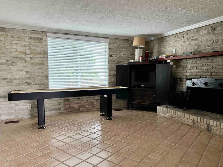 spálňa č.8, ktorá sa v súčasnosti používa ako herňa s kozubom