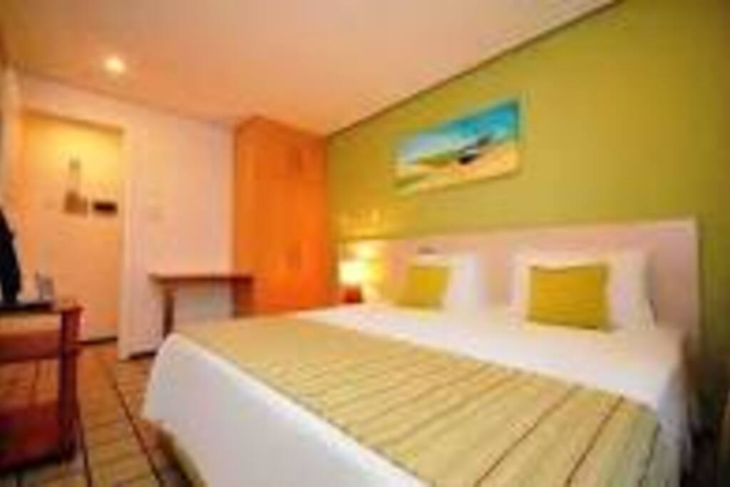 QUARTO COM CAMA CASAL