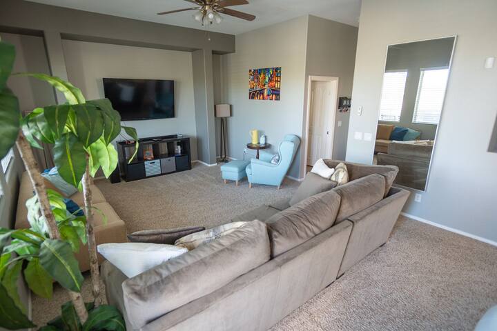 Upscale Fun- Pool, Spa, Balcony- 10 min to Strip gallery image 5