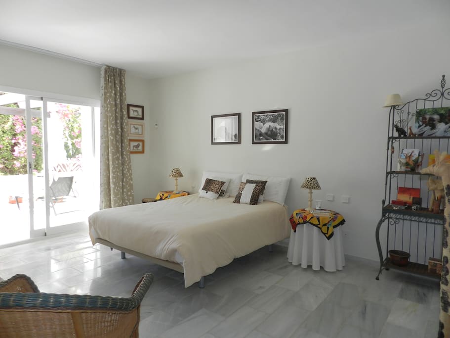 Chambre 1 : suite parentale avec salle de bains + WC + dressing