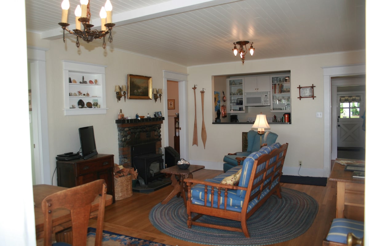 woonkamer met open haard met brandhout zodat je warm kunt blijven.