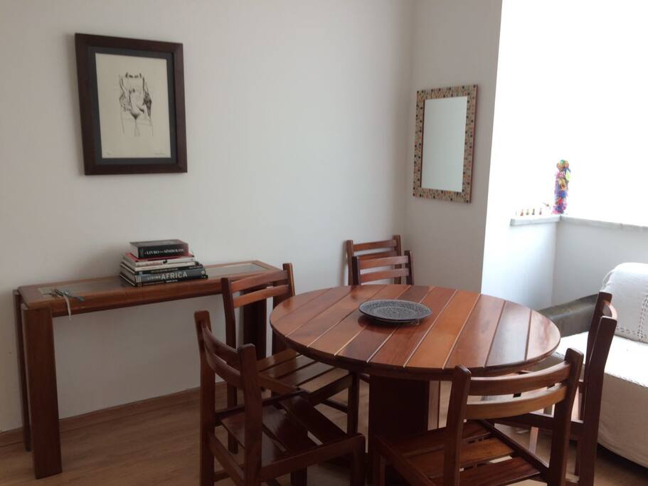 Sala: aparador e mesa de madeira e sofá de três lugares