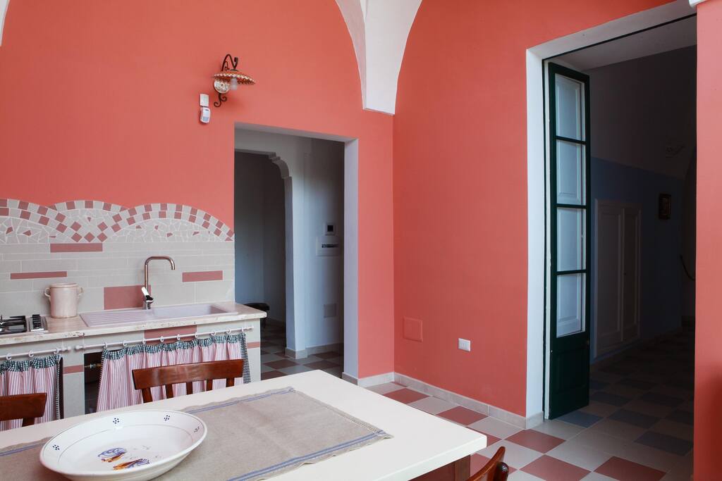 Cucina con vetrata.