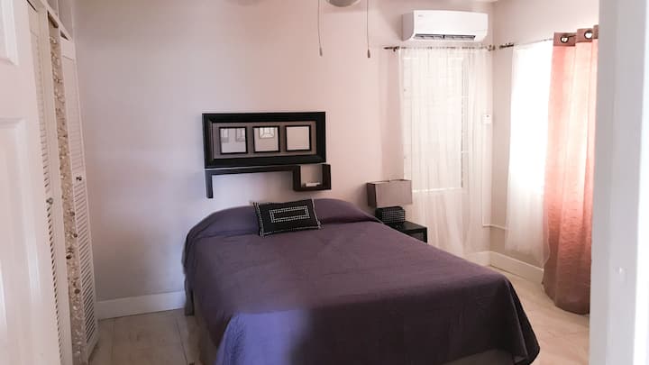 Bračni krevet (širok 150 - 179 cm) i sofa s klima-uređajem i stropnim ventilator Pristup balkonu s druge strane.