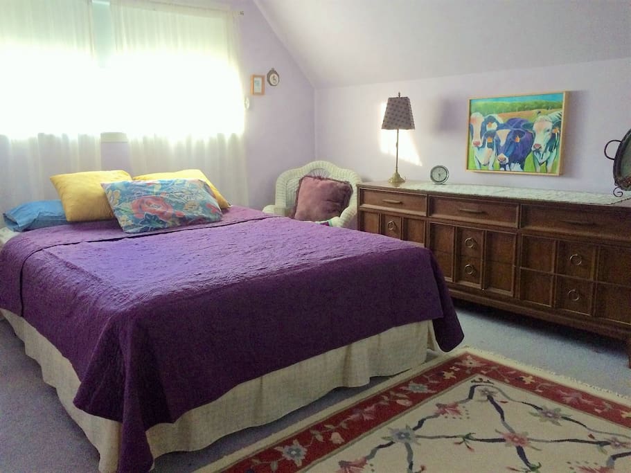 Master Bedroom w/ Queen Size Bed