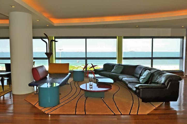 Front Beach 4-Bedroom Apartment gallery image 3