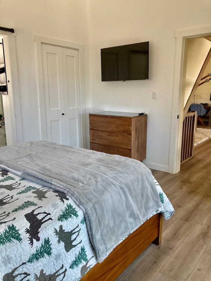 Upstairs bedroom 2 with Smart TV