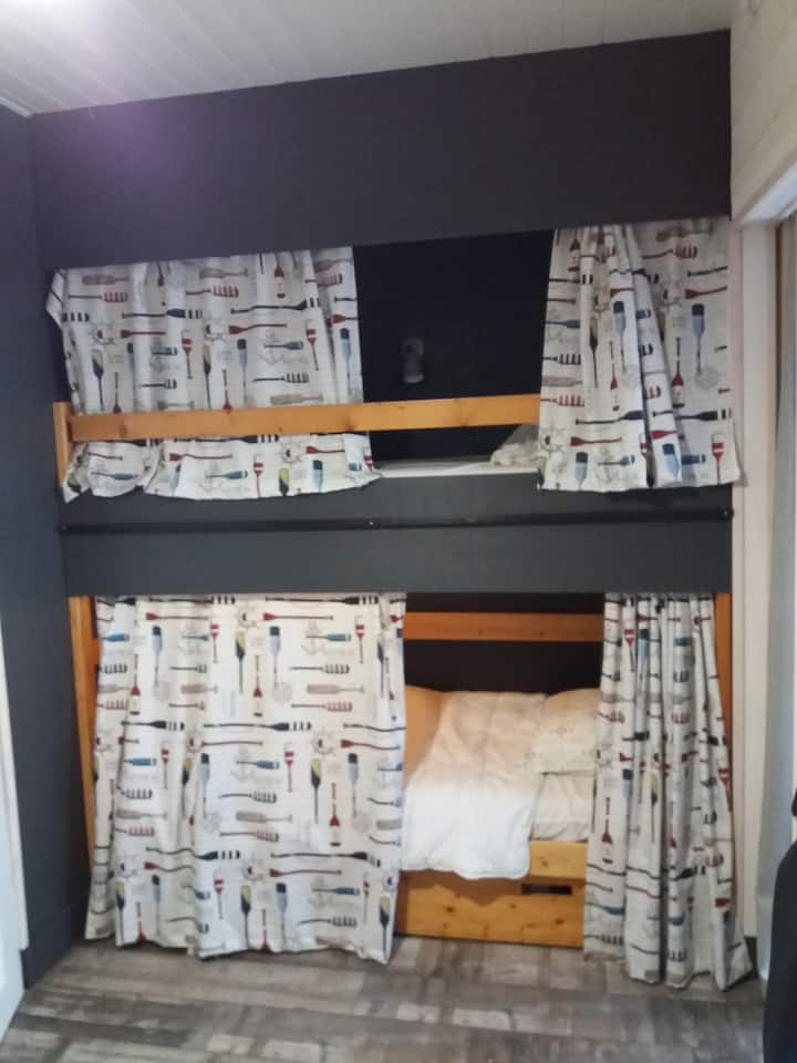 детска соба, стил на дрвена колиба...