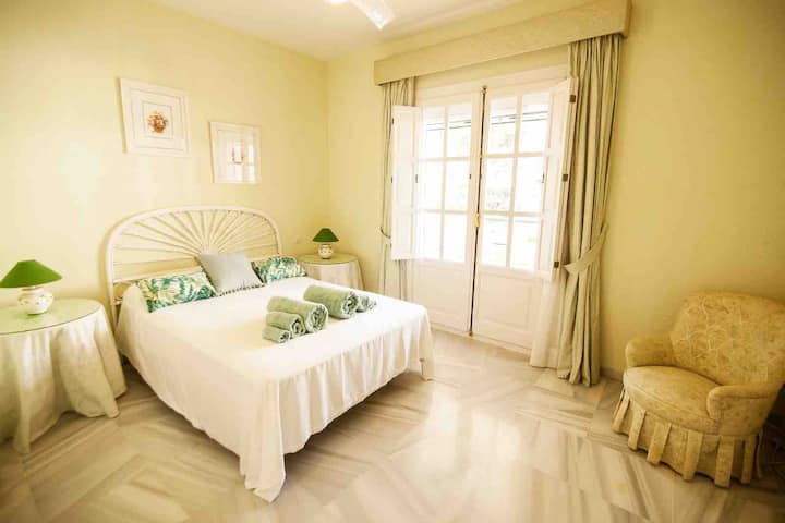 宽敞的卧室，可通往露台，衣柜非常好