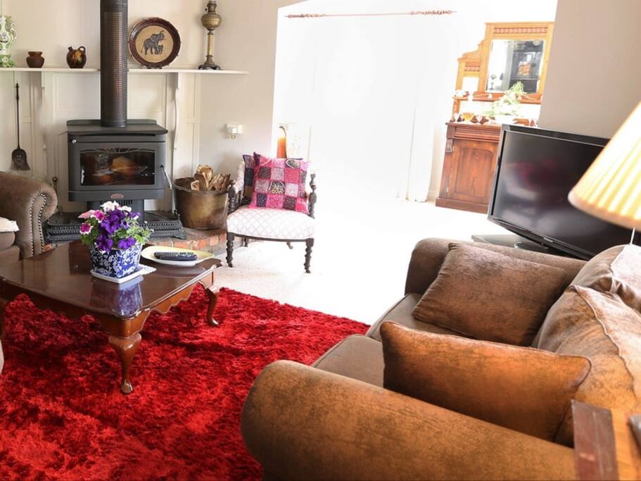 Lounge TV, Foxtel, DVDS, Internet