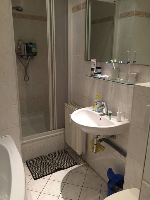 Badezimmer mit Dusche und Eckbadewanne