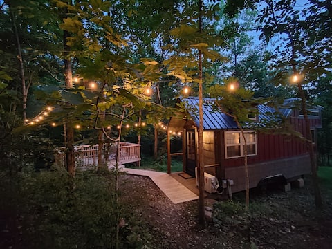 The Owl's Nest-hot tub in the woods