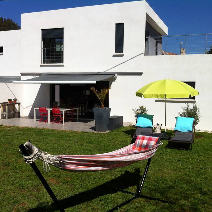 Terrasse et jardin côté sud.
