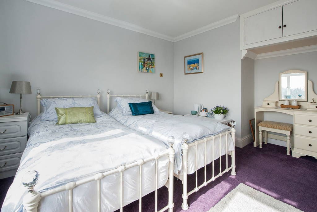 Light and airy bedroom. Tea and coffee making facilities.
