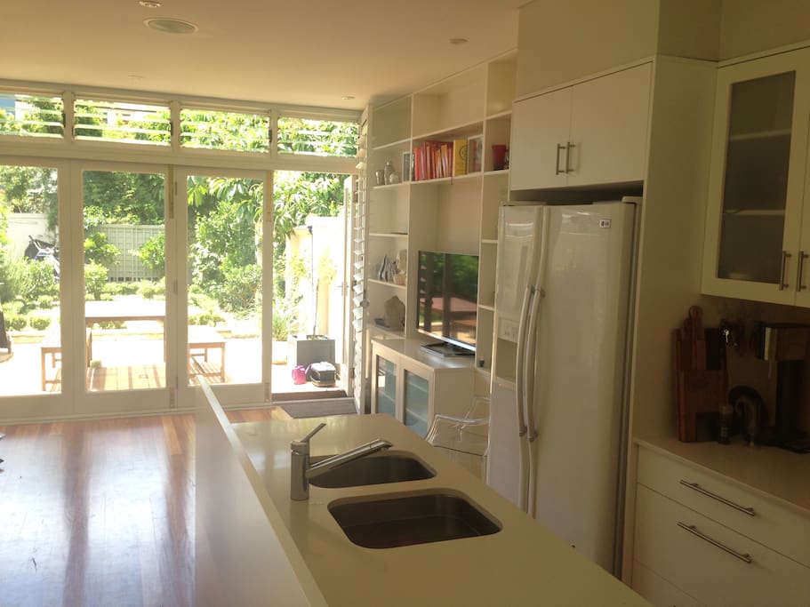 Modern clean easy-to-use kitchen
