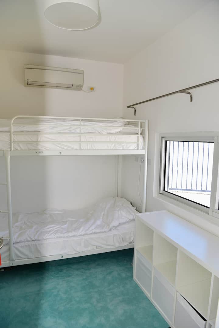 غرفة نوم متصلة بغرفة النوم الرئيسية