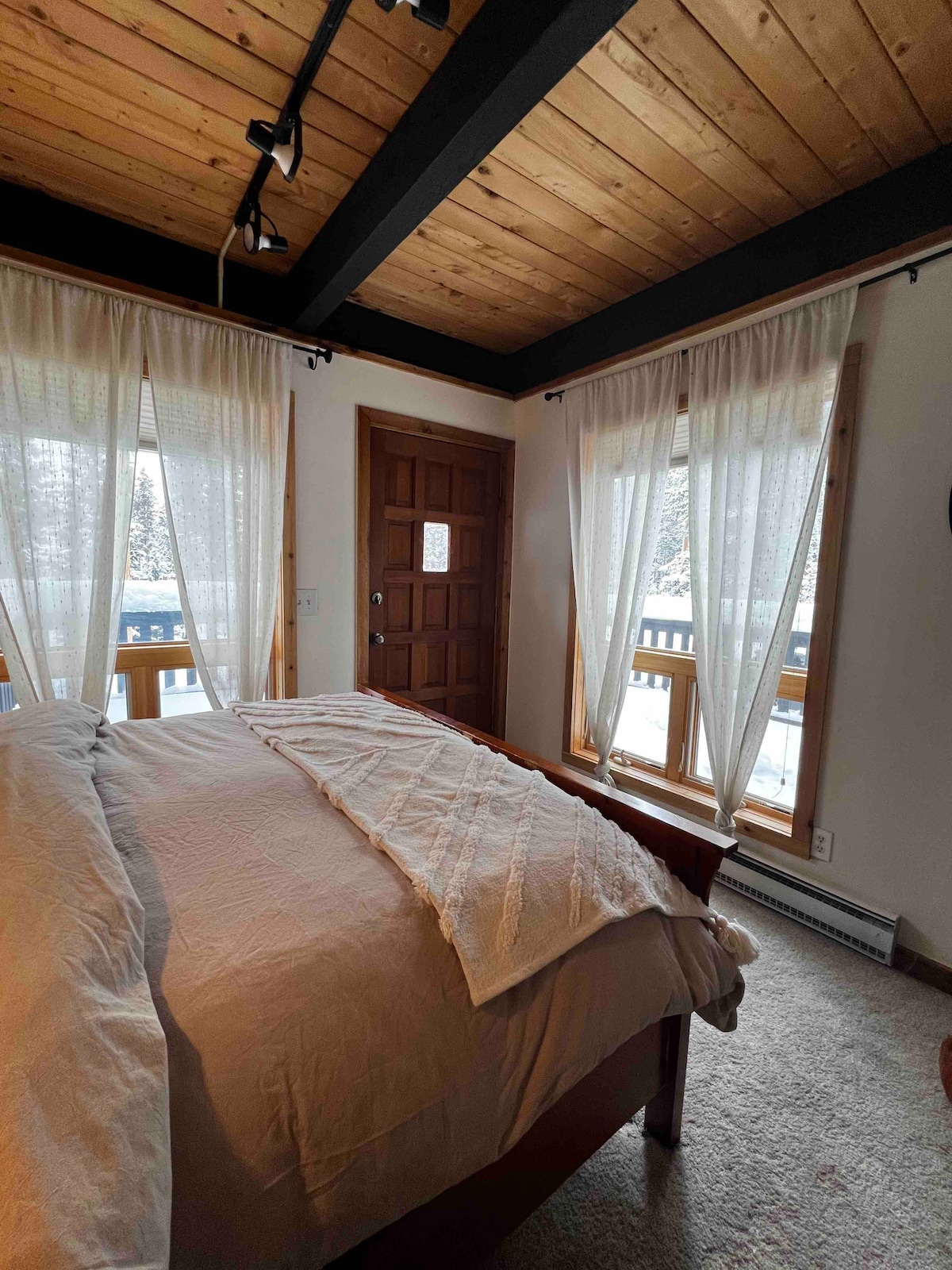 Chambre d'amis en bas avec accès à la terrasse 