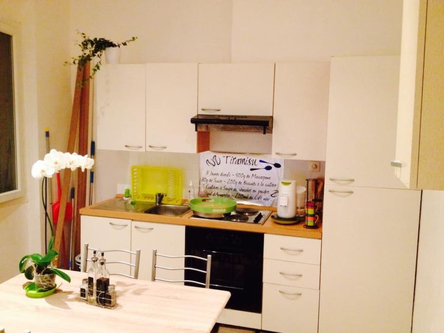 cuisine équipé plus lave linge ( qui n'est pas encore là lorsque la photo a été prise