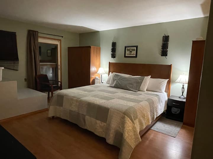 Главна спална соба со брачен кревет ( широк 150-179 см) . Има многу простор за вашиот багаж.