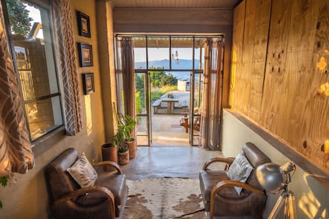 Charming 1 bedroom guesthouse with pool & firepit