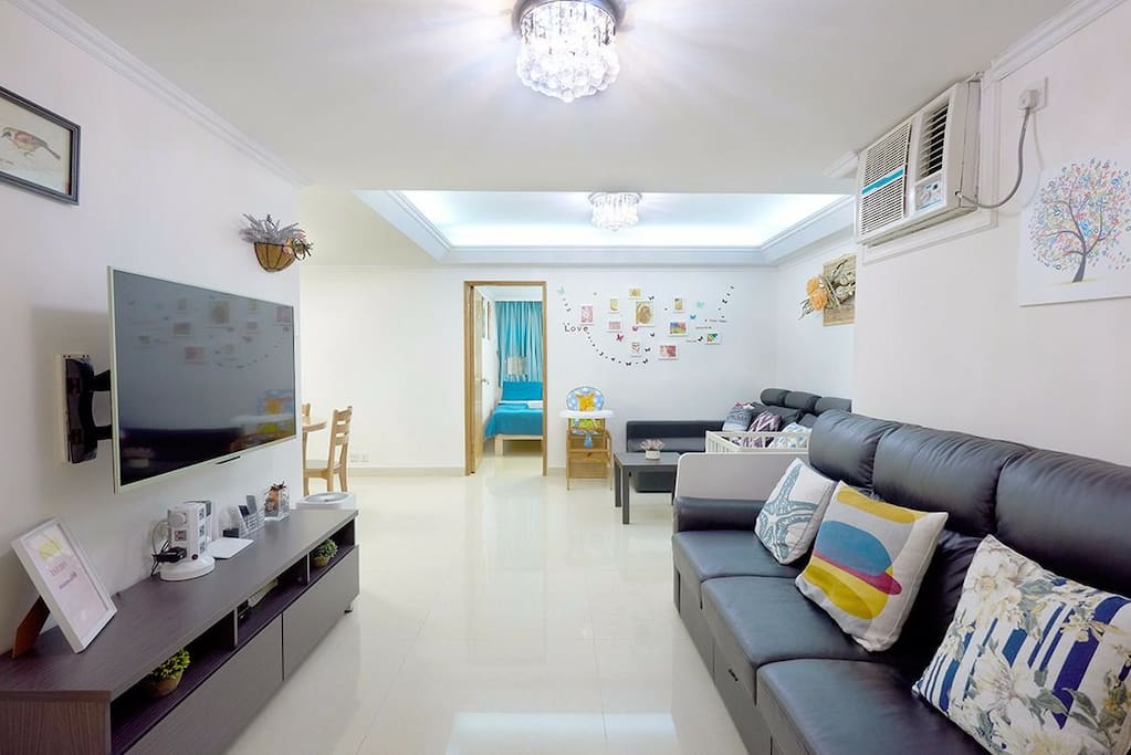 Spacious living room for you to relax with friends and family.
超大起居室,让您和家人朋友们好好放松、畅谈游港感受。