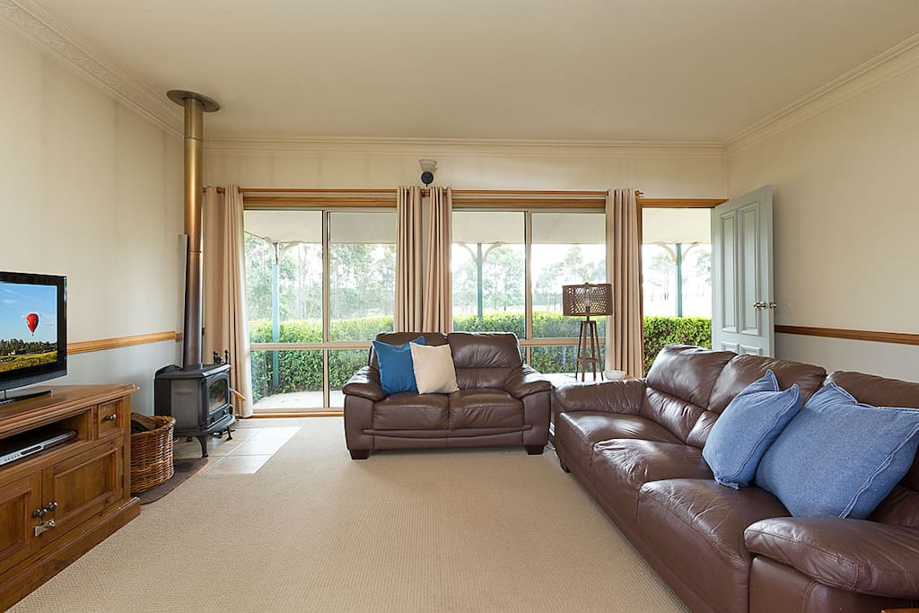 Hunter-Valley-Accommodation-Windsors-Edge-Pokolbin-Cottage-Livingroom.jpg