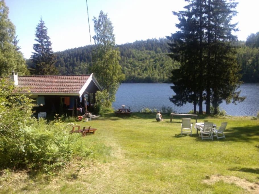 Hytta ligger rett ved vannet