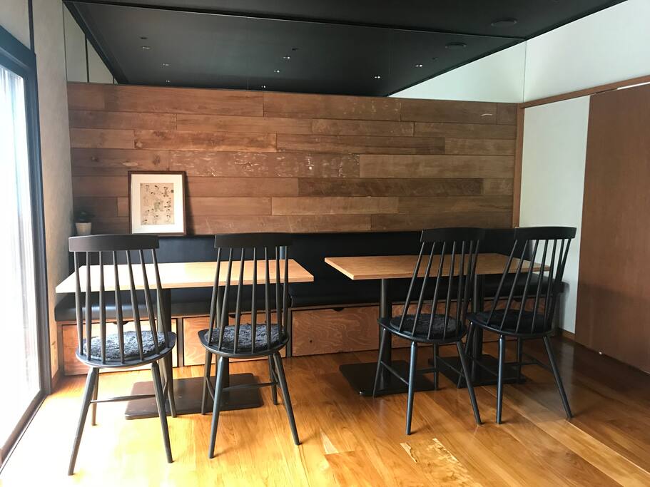 リビング兼カフェです。カフェは11:30〜17:30まで営業しています。